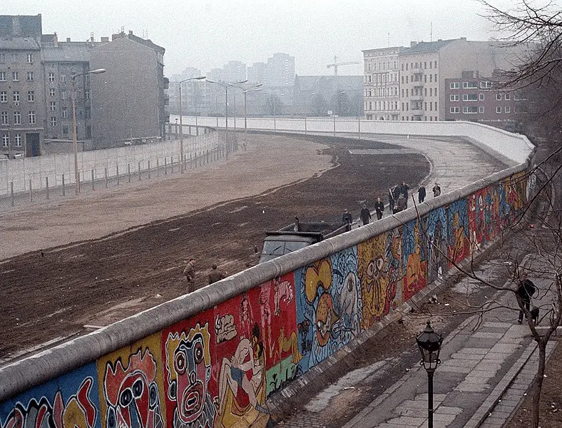 pourquoi le mur de Berlin a été construit ?